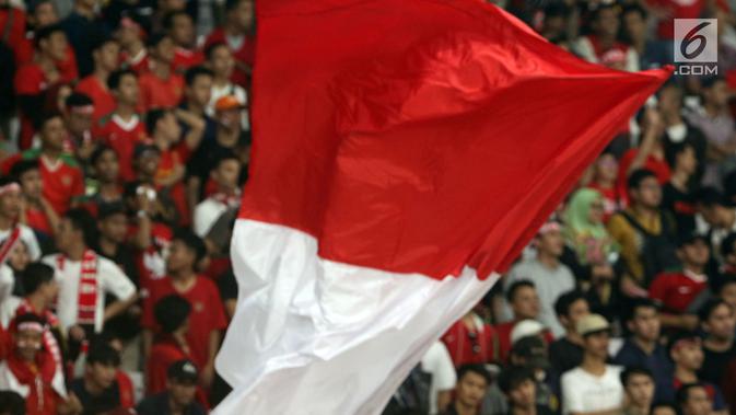 Bendera Merah Putih dikibarkan suporter saat menyaksikan laga Timnas Indonesia U-19 melawan Chinnese Taipei pada penyisihan Grup A Piala AFC U-19 2018 di Stadion GBK, Jakarta, Kamis (18/10). Indonesia unggul 3-1. (Liputan6.com/Helmi Fithriansyah)