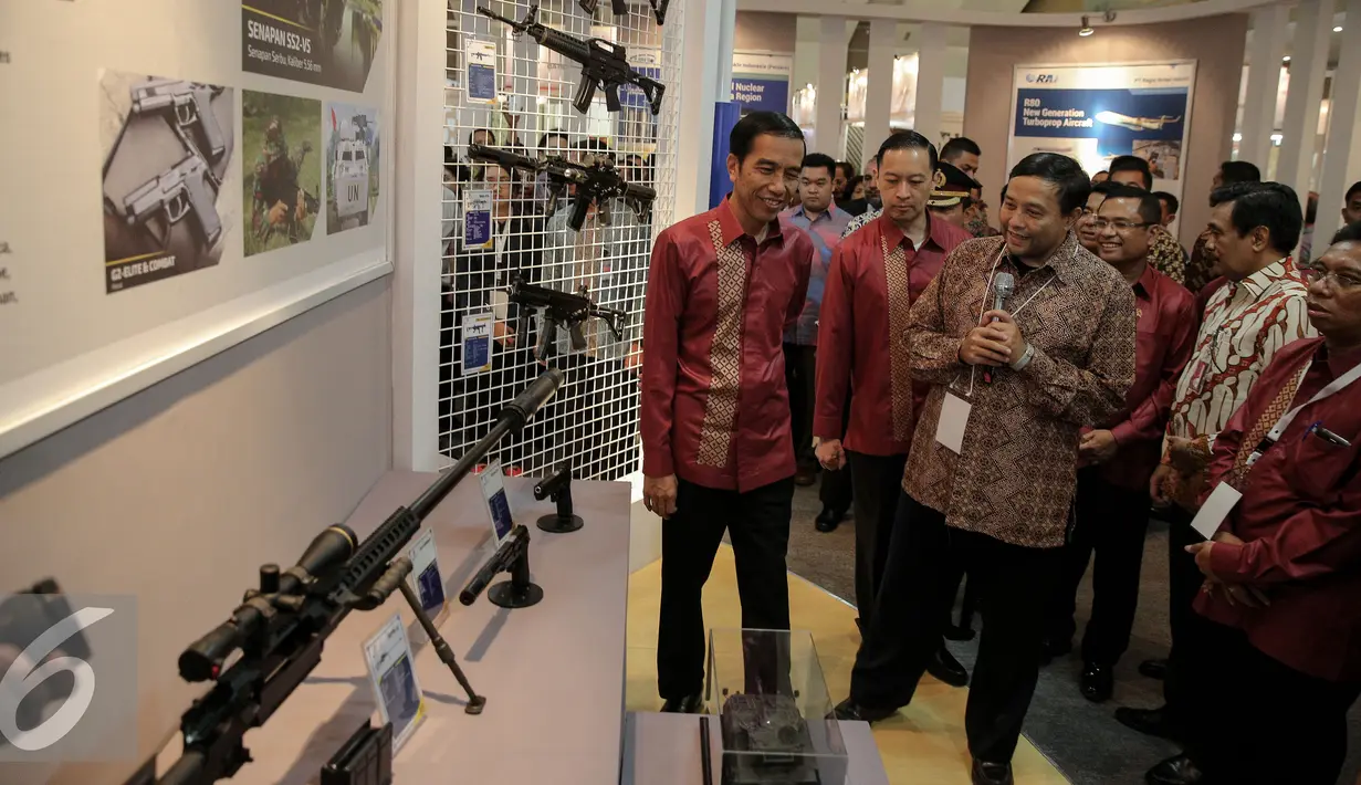 Presiden Joko Widodo melihat stan pameran Trade Expo Indonesia (TEI) ke-30 Tahun 2015 di Jakarta, Rabu (21/10/2015). Pameran menghadirkan usaha skala mikro, kecil, menengah hingga besar berlangsung dari 21-25 Oktober 2015. (Liputan6.com/Faizal Fanani)