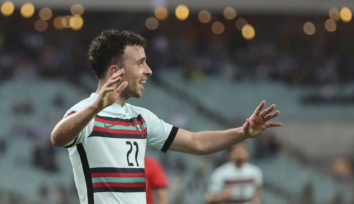 Memasuki babak kedua, Portugal tetap mendominasi permainan. Peluang bertubi-tubi skuat Seleccao akhirnya pecah pada menit ke-75. Umpan silang Joao Cancelo berhasil ditanduk oleh Diogo Jota. (Foto: AP/Aziz Karimov)