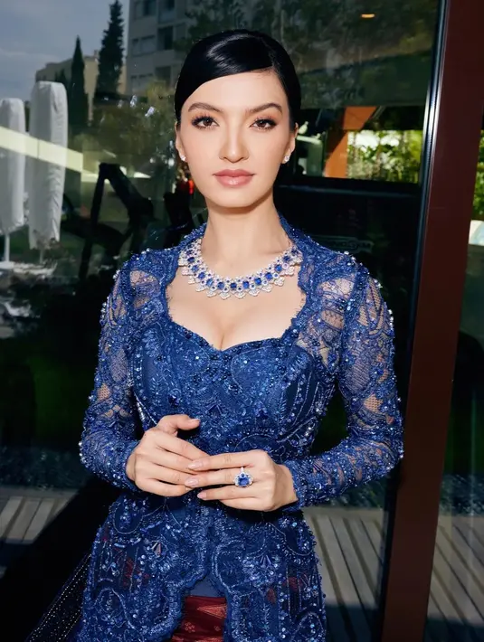 Di cannes film festival 2023, Raline Shah tampil begitu menawan gaya rambut sanggul dan sleek  side swept bangs. [Instagram/ralineshah]