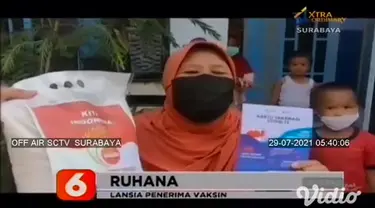 Tim Satgas Covid-19 Kecamatan Manyar, Kabupaten Gresik mengunjungi sejumlah desa pelosok untuk memberikan vaksin kepada warga dari rumah ke rumah, sasaran utamanya adalah lansia yang tidak bisa datang ke tempat vaksinasi.