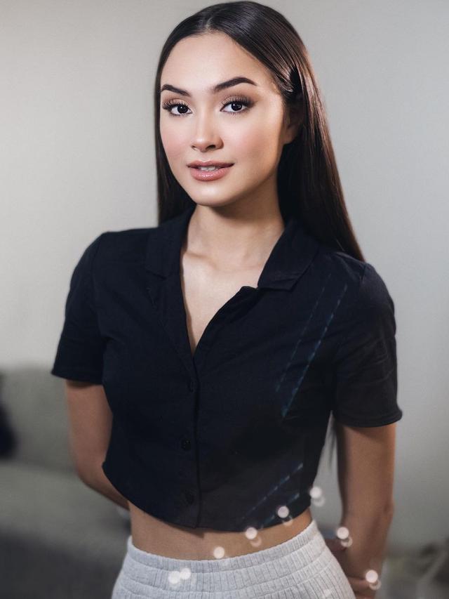 8 Potret Gaya Midriff ala Caitlin Halderman, Pemeran Surat Cinta untuk Starla The Series