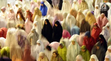 Jemaah wanita melaksanakan salat sunah gerhana atau salat khusuf di Masjid Istiqlal, Jakarta, Rabu (31/1). Ribuan umat muslim dari berbagai daerah melaksanakan salat sunah gerhana atau salat khusuf di Masjid Istiqlal. (Liputan6.com/Helmi Fithriansyah)