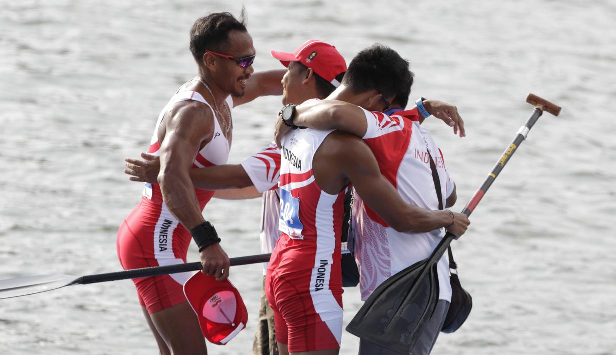 Pasangan Indonesia, Anwar Tara dan Yuda Firmansyah, selebrasi usai menjadi yang tercepat pada SEA Games 2019 cabang kano nomor 1000 meter putra di Subic, Filipina, Jumat (6/12). Pasangan Indonesia berhasil meraih medali emas. (Bola.com/M iqbal Ichsan)