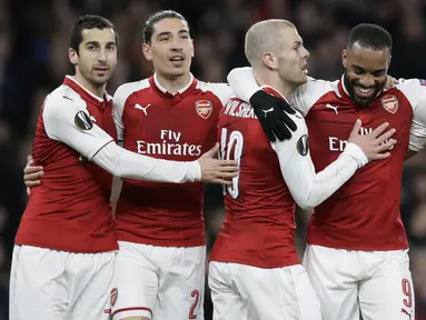 Para pemain Arsenal merayakan kemenangan atas CSKA Moscow pada laga perempat final Liga Europa, di Stadion Emirates, Kamis (5/4/2018).  Arsenal menang 4-1 atas CSKA Moscow. (AP/Tim Ireland)
