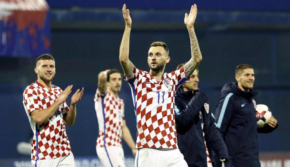 Gelandang Kroasia, Marcelo Brozovic, merayakan kemenangan atas Yunani pada laga leg pertama playoff Piala Dunia 2018 di Stadion Maksimir, Kamis (9/11/2017). Kroasia menang 4-1 atas Yunani. (AP/Darko Bandic)
