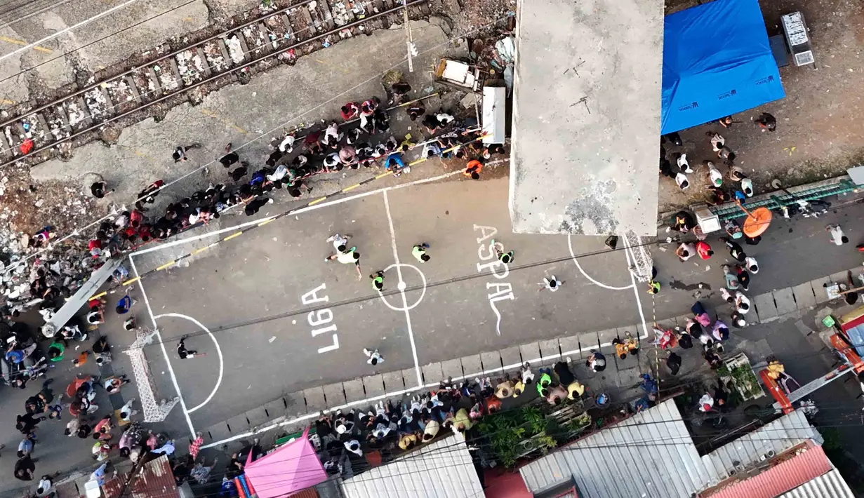 Anak-anak mengikuti pertandingan Turnamen Sepak Bola Liga Aspal U-13 di kawasan permukiman padat di pinggir rel RT 09/RW 08, Menteng Jaya, Jakarta, Senin (29/6/2026). (merdeka.com/ Arie Basuki)