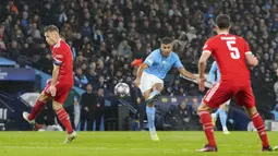 Gelandang Manchester City, Rodri melepaskan tendangan yang berbuah gol pertama timnya ke gawang Bayern Munchen pada laga leg pertama babak perempatfinal Liga Champions 2022/2023 di Etihad Stadium, Manchester, Rabu (12/4/2023) dini hari WIB. (AP Photo/Jon Super)