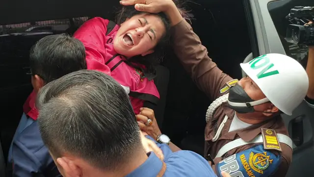 Hasnaeni alias Wanita Emas, selaku Direktur Utama PT Misi Mulia Metrikal histeris usai ditetapkan sebagai tersangka kasus dugaan korupsi.