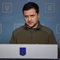Jaket hijau army ikonis Presiden Ukraina Volodymyr Zelensky dilelang, laku Rp1,6M. (Instagram/zelenskiy_official).