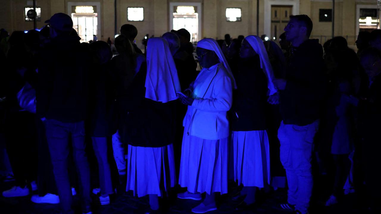 FOTO: Mengular Hingga Malam, Begini Antrean Panjang Warga yang Hendak Berikan Penghormatan Terakhir untuk Paus Fransiskus