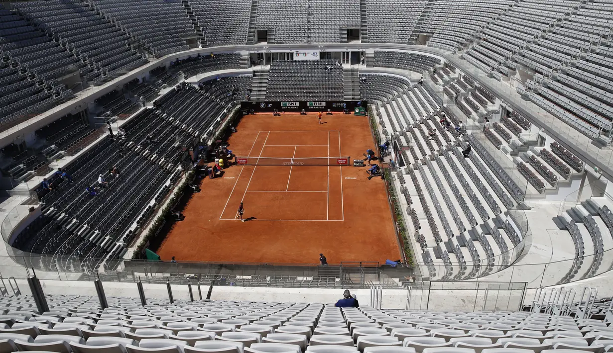 Suasana jalannya pertandingan babak pertama antara petenis Italia Jannik Sinner dan petenis Prancis Ugo Humbert pada turnamen tenis Italia Terbuka di Foro Italico, Roma, Selasa (10/5/2021). Pertandingan tersebut dimainkan tanpa penonto karena pembatasan COVID-19. (AP Photo/Alessandra Tarantino)