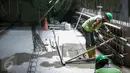 Pekerja memasang besi beton untuk pembangunan Mass Rapid Transit tahap 1 Koridor Selatan-Utara yang menghubungkan kawasan Lebak Bulus hingga Bunderan HI, Jakarta (6/4). Ditargetkan proyek selesai pada 2019 mendatang. (Liputan6.com/Faizal Fanani)
