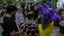 Warga memilih bunga hias yang dijual di Pasar Rawa Belong, Jakarta, Selasa (9/4/2024). (Liputan6.com/Angga Yuniar)