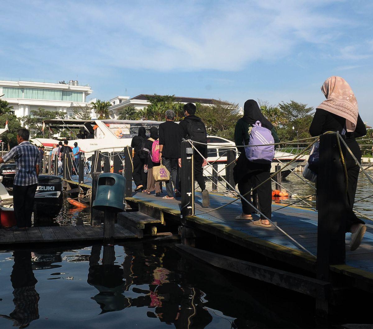 Wisatawan berjalan menuju kapal penyeberangan ke Kepulauan Seribu di Dermaga Marina Ancol, Jakarta, Jumat (9/2/2024). Libur panjang perayaan Tahun Baru Imlek 2024 dimanfaatkan sejumlah turis lokal dan mancanegara untuk&nbsp; untuk berwisata ke Kepulauan S