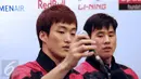 Pasangan ganda putra Korea Selatan, Shin Baek Cheol (kiri) dan Ko Sung Hyun saat konferensi pers jelang Kejuaraan Dunia Bulutangkis, Jakarta. Minggu (9/8/2015). Kejuaraan Dunia Bulutangkis digelar pada 10-16 Agustus 2015. (Liputan6.com/Helmi Fithriansyah)