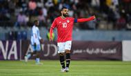 Striker Mesir bernomor punggung 10, Mohamed Salah, mengambil ancang-ancang selama pertandingan Grup C Piala Afrika CAF 2025 (CAN) antara Botswana dan Mesir di Stadion Francistown di Francistown pada 10 September 2024. (Monirul Bhuiyan/AFP)
