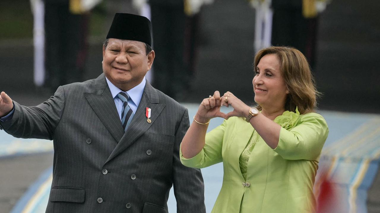 VIDEO: Reaksi Prabowo saat Presiden Peru Beri Tanda Love ke Siswa SD