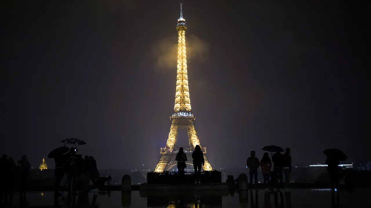 Lampu Menara Eiffel Padam
