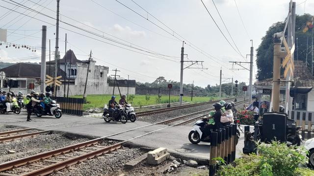 Polisi Ungkap Identitas Korban Meninggal Akibat Mobil dan Motor Tertabrak Kereta di Yogyakarta