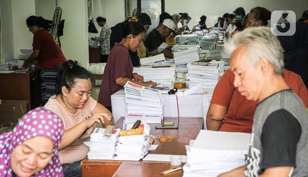 Sejumlah logistik pemilu 2024 telah disalurkan ke daerah-daerah. (Liputan6.com/Faizal Fanani)