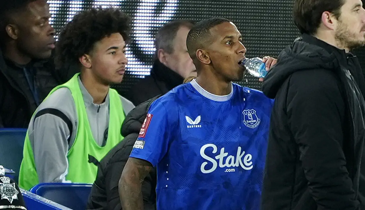 Pemain Everton, Ashley Young (kanan) di samping putranya, Tyler Young bersiap untuk bermain pada laga putaran ketiga Piala FA 2024/2025 melawan Peterborough United di Goodison Park, Liverpool, Inggris, Jumat (10/01/2025) WIB. (AP Photo/PA/Peter Byrne)