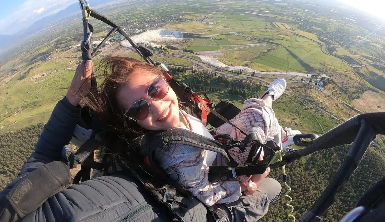 Tidak bersantai dan menikmati suasana, Prilly Latuconsina memacu adrenalin dengan menjajal olahraga ekstrem saat berada di Turki. Ia pun menjajal paragliding di daerah Pamukkale. Prilly pun nampak menikmati liburan di atas awan.