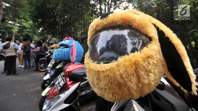 Anggota dari komunitas Elmo And Friends bersiap melakukan konvoi menggunakan sepeda motor di kawasan Menteng, Jakarta, Minggu (11/11). Aksi konvoi bertujuan mensosialisasikan kepada anak-anak untuk memakai helm sejak dini. (Merdeka.com/ Iqbal S. Nugroho)