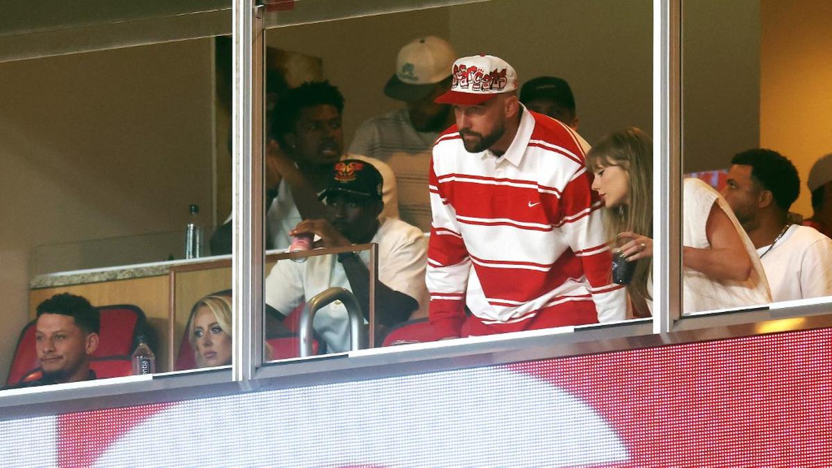 Gaya Simpel Taylor Swift Pamer Cincin Tunangan Saat Muncul di Pertandingan Football Bareng Travis Kelce