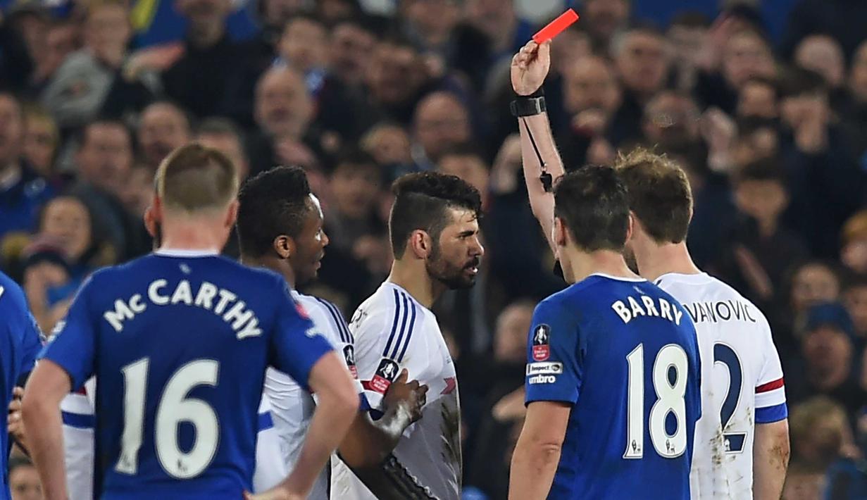 Penyerang Chelsea, Diego Costa (tengah)  mendapat kartu merah dari wasit Michael Oliver pada perempat final Piala FA di Goodison Park, Liverpool, Minggu (13/3/2016) dini hari WIB. (AFP/Paul Ellis)