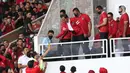 Presiden Joko Widodo (kedua kiri depan) saat memberi botol berisi minuman kepada salah satu supporter yang menyaksikan laga timnas Indonesia melawan Thailand pada lanjutan kualifikasi Grup A Piala AFF 2022 di Stadion Utama Gelora Bung Karno, Jakarta, Kamis (29/12/2022). Laga berakhir imbang 1-1 meski Indonesia sempat unggul lewat gol yang dicetak Marc Anthony Klok lewat titik putih. (Liputan6.com/Helmi Fithriansyah)