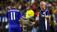 Pelatih Leicester City, Claudio Ranieri (kanan) memberikan instruksi kepada anak asuhnya saat melawan PSG pada laga International Champions Cup 2016 di StubHub Center, Carson, California, (30/7/2016). (Reuters/Mike Blake)