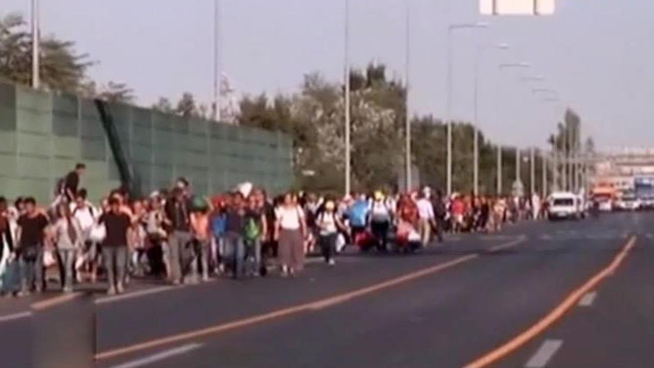 Jalur Kereta Internasional Ditutup, Ratusan Imigran Berjalan Kaki