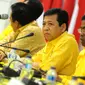 Ketua Umum Terpilih Golkar Periode 2016-2019 Setya Novanto (kedua kanan) saat mengumumkan struktur pengurus DPP Partai Golkar Masa Bakti 2016-2019 di Jakarta, Senin (30/5). (Liputan6.com/Helmi Afandi)