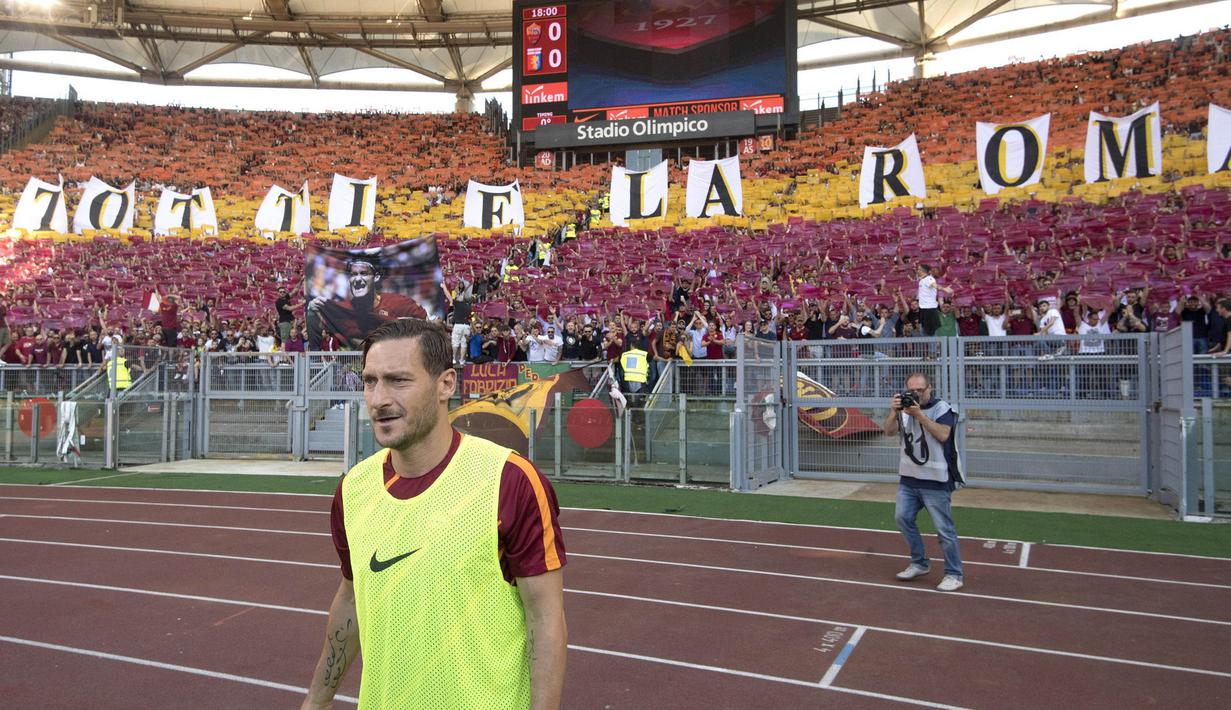 Legenda AS Roma, Francesco Totti, bersiap menghadapi Genoa yang merupakan laga terakhirnya bersama Serigala Roma di Stadion Olimpico, Roma, Minggu (28/5/2017). Selama 25 tahun Totti berkarier di AS Roma. (EPA/Claudio Peri)