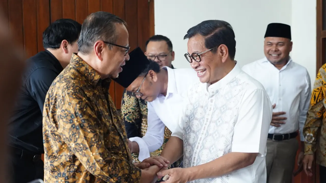 Calon Gubernur Jakarta Pramono Anung saat mengunjungi Uskup Agung Jakarta di Katedral Jakarta.