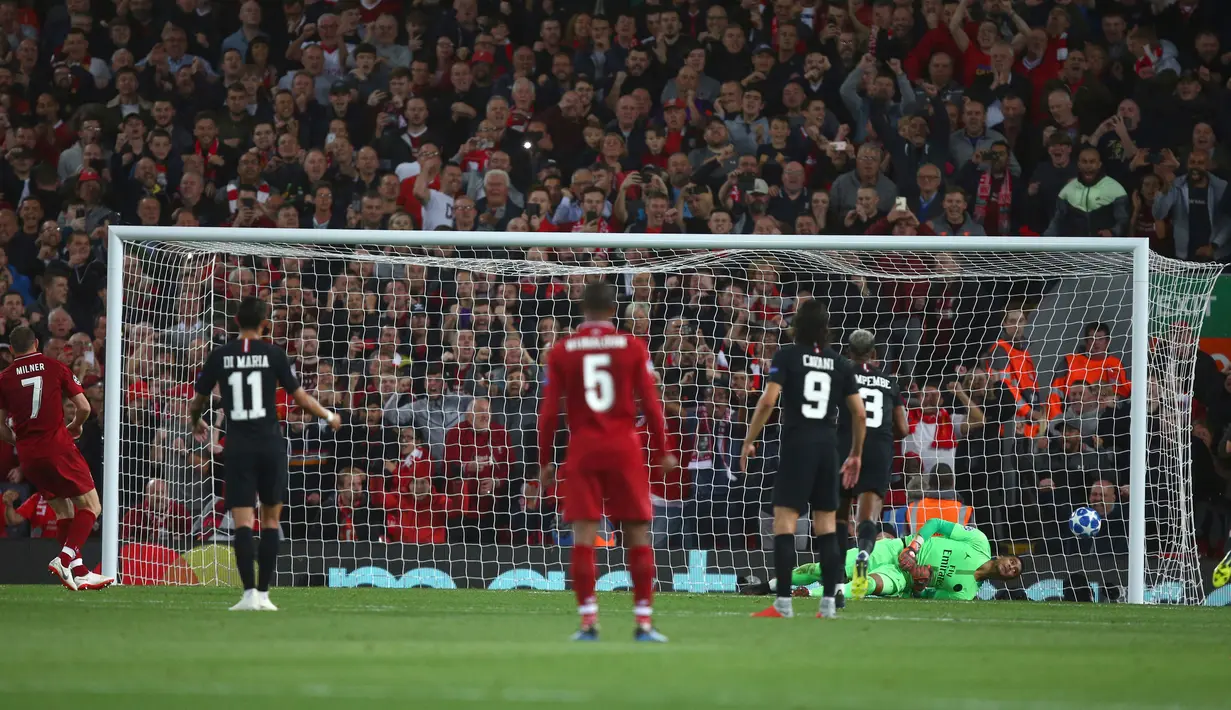 Gelandang Liverpool, James Milner (kiri) mencetak gol ke gawang Paris Saint-Germain (PSG) saat bertanding di Liga Champions di Anfield, Liverpool, Inggris, Selasa (18/9). Liverpool membungkam PSG 3-2. (AP Photo/Dave Thompson)