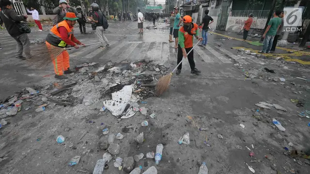 Pasukan Oranye Bersihkan Sisa Sampah Kerusuhan