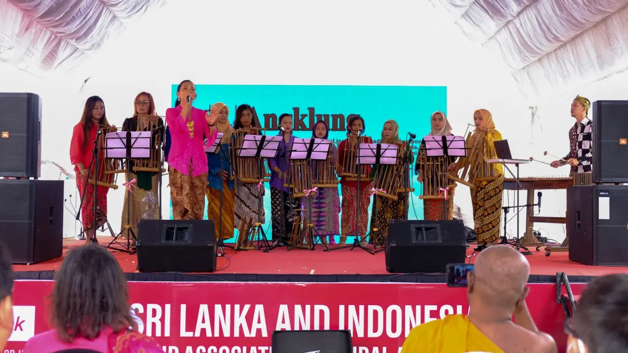 Duta Besar RI Kolombo, Dewi Gustina Tobing, mengajak Wakil Menlu Sri Lanka untuk bermain angklung. (Dok: Kemlu RI)
