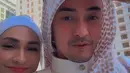 Kerudung panjang dengan bordir bunga yang rumit menjadi salah satu daya tarik utama gaun ini. Putri juga memegang Al-Qur'an dalam salah satu foto, menambah nuansa religius yang kental. (Liputan6.com/IG/@putri_zulhas)