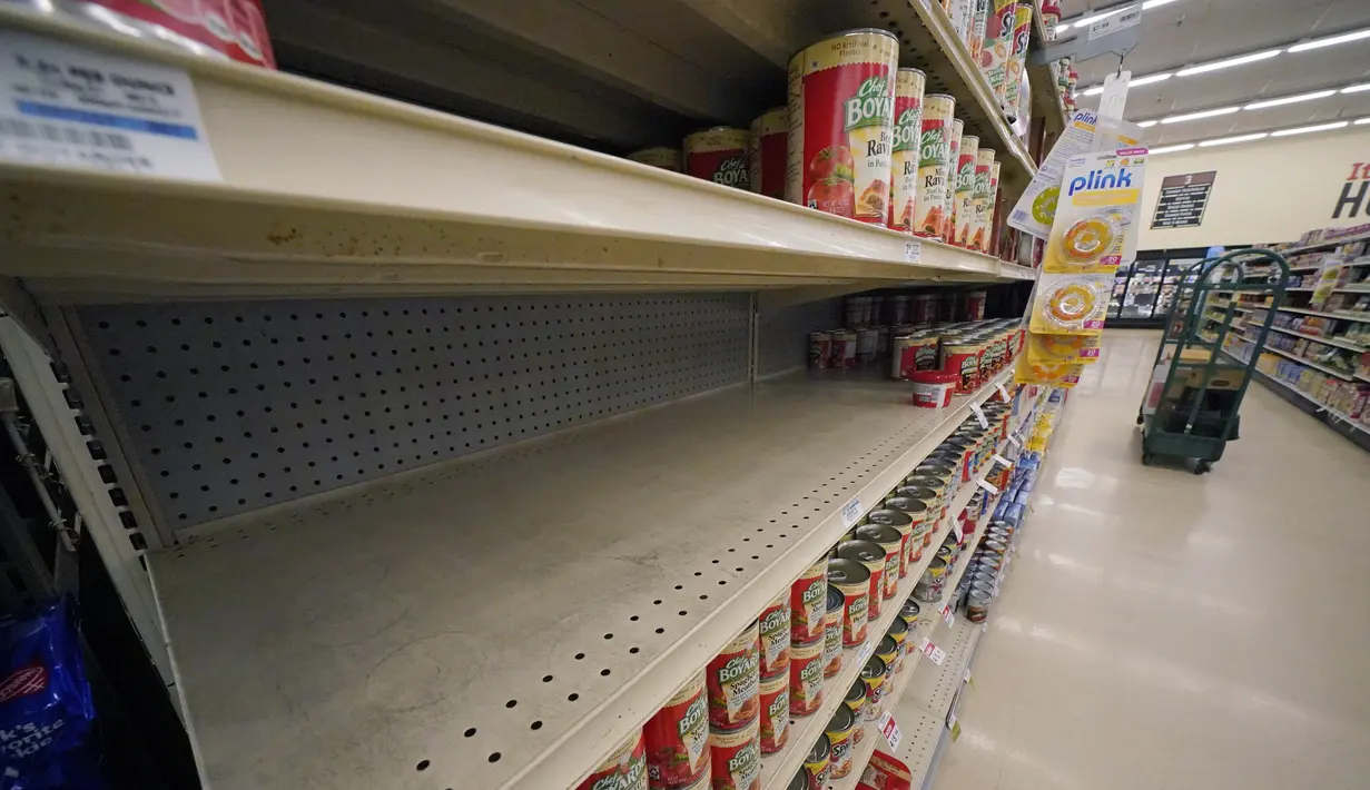 Rak yang menampung produk Chef Boyardee sebagian kosong di sebuah toko di Pittsburgh, Selasa (11/1/2022). Beberapa pekan terakhir supermarket di Amerika Serikat kekurangan produk bahan makanan karena masalah baru, seperti tingginya penyebaran varian omicron dan cuaca burukk (AP Photo/Gene J. Puskar