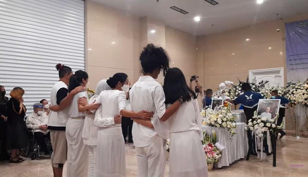 Abu Jenazah Reza Gunawan Suami Dewi Lestari Dilarung di Laut Ancol