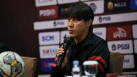 Pelatih kepala Timnas Indonesia, Shin Tae-yong memberikan keterangan saat konferensi pers menjelang laga FIFA Match Day antara Timnas Indonesia melawan Timnas Curacao yang berlangsung di Hotel Harris Citylink, Bandung, Jumat (23/06/2022). (Bola.com/Bagaskara Lazuardi)