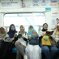 Relawan KeREADta 2019 yang sudah sejak pagi sangat bersemangat untuk mengajak penumpang MRT, khususnya anak-anak untuk membaca buku. (Fimela.com/Daniel Kampua)