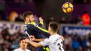 Pemain Arsenal, Olivier Giroud (tengah)  mencetak satu gol saat timnya mengalahkan Swansea City 4-0 pada laga Premier League pekan ke-21 di Liberty Stadium, Swansea, Sabtu (14/1/2017). (EPA/Aled Llywelyn)