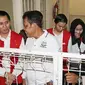 Terdakwa bos First Travel, Andika Surachman, Anniesa Hasibuan dan Siti Nuraidah alias Kiki bersiap memasuki ruang sidang di Pengadilan Negeri Depok, Senin (5/3). Ketiganya bakal mendengarkan keterangan saksi enam orang saksi (Liputan6.com/Herman Zakharia)