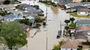 Air banjir menutupi sebagian besar Lembah Pajaro, California, Amerika Serikat, 12 Maret 2023. Layanan Cuaca Nasional mengatakan hujan lebat berikutnya diperkirakan akan memperburuk banjir parah yang telah merendam daerah itu beberapa hari terakhir ini, termasuk kegagalan tanggul-tanggul yang ada untuk menahan air. (Shae Hammond/Bay Area News Group via AP)