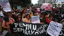 Massa yang mengatasnamakan Gerakan Keadilan Rakyat (GKR) melakukan aksi di depan gedung Bawaslu, Jakarta, Selasa (27/2/2024). (merdeka.com/Arie Basuki)
