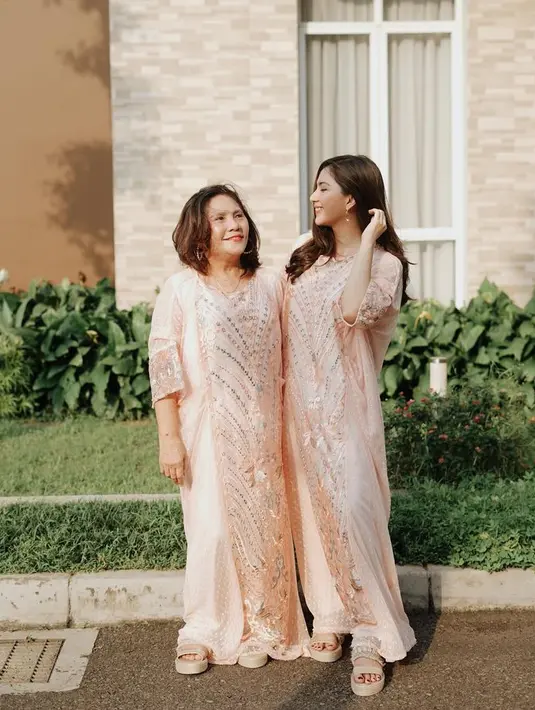 Jessica Mila dan mama juga pakai seragam saat Hari Raya dengan abaya warna salem. [Foto: Instagram @jscmila]