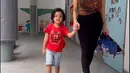 Tidak hanya Azka, Nikita juga mengantar hingga menjemput Arkana si bungsu ke sekolahnya. Di sisi lain, lewat IG story-nya, Lolly membantah tegas soal isu perselingkuhannya dengan mantan suami mamanya. Ia juga mengungkapkan hubungan dengan Nikita baik-baik saja. (Liputan6.com/IG/@nikitamirzanimawardi_172)